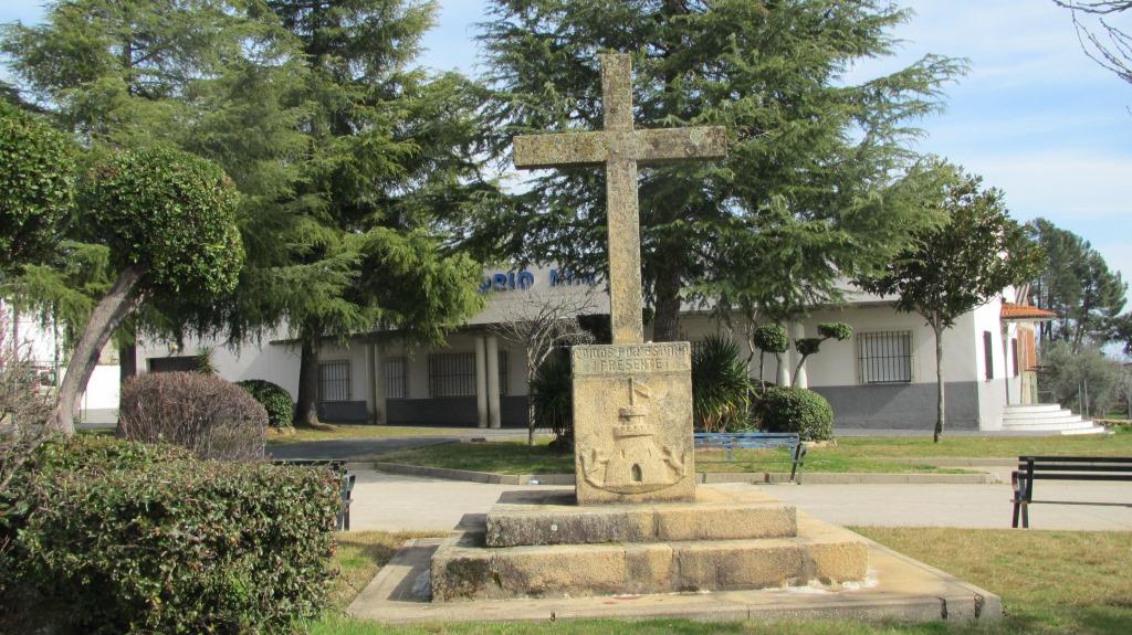 La Cruz retirada en el exterior del cementerio. 