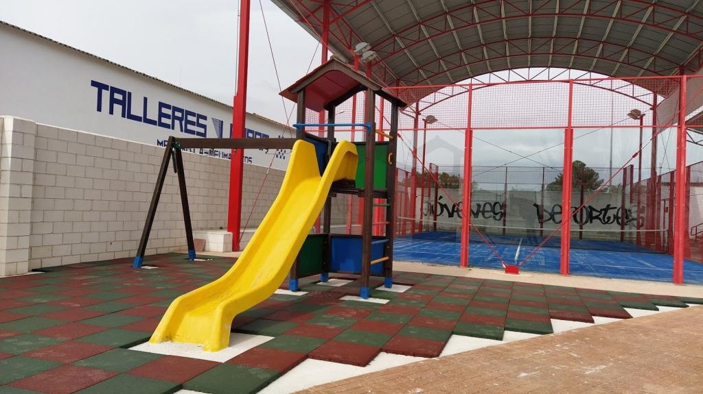Espacio de juegos infantiles construido en el polideportivo. 
