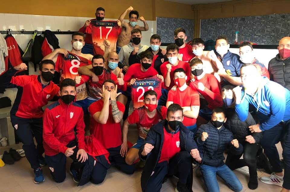 Los pimentonerso celebrando la victoria en el vestuario. 
