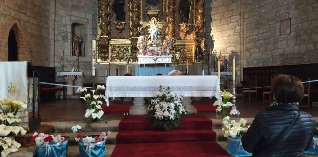 Recipoientes con las flores depostidas a lo largo de esta mañana. 