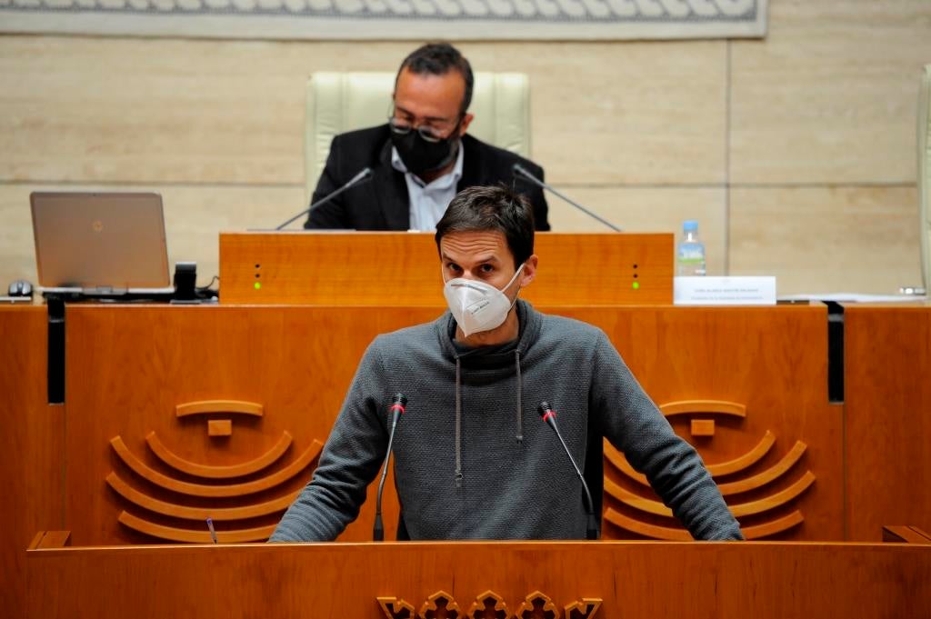 Álvaro Jaén interviniendo en la Asamblea de Extremadura. 