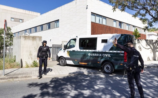 Momento en el que los tres detenidos llegaban ayer a los juzgados placentinos.