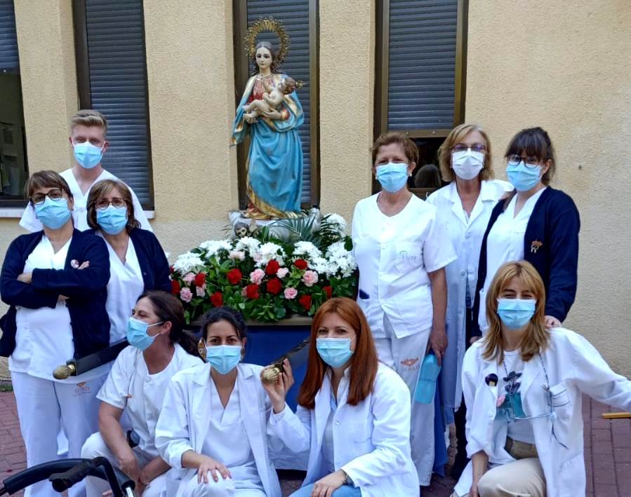 Personal de la residencia envolviendo a la imagen de la Patrona jaraiceña. 