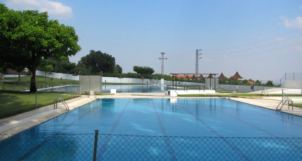Dos de las piscinas del polideportivo municipal. 