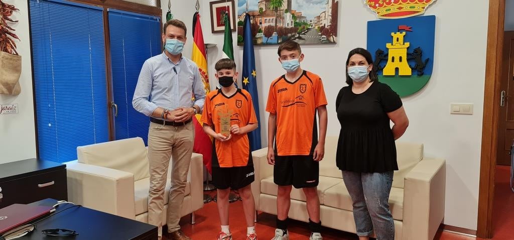 Unai y Alejandro con el alcalde y la concejal de Deportes.