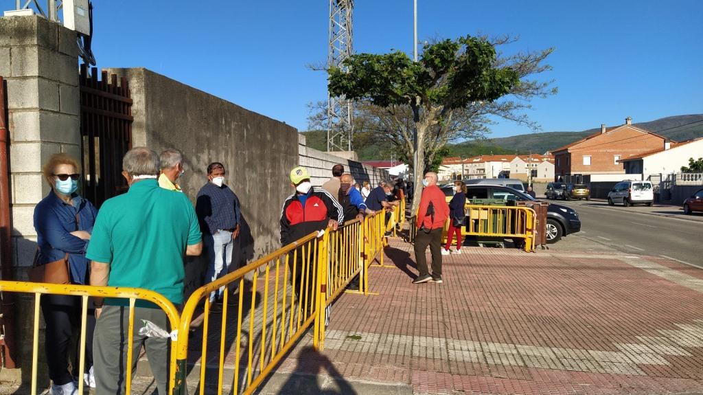 Cola para vacunarse en el polideportivo municipal de Jaraíz. 