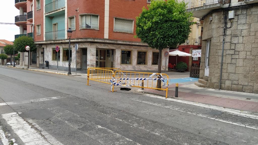Socavón originado en la avenida de la Constitución. 