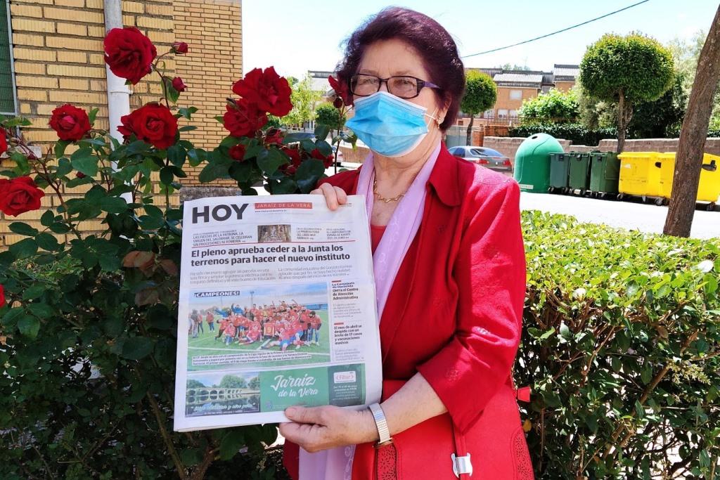 Guadalupe Díaz muestra el último ejemplar publicado, correspondiente a abril. 