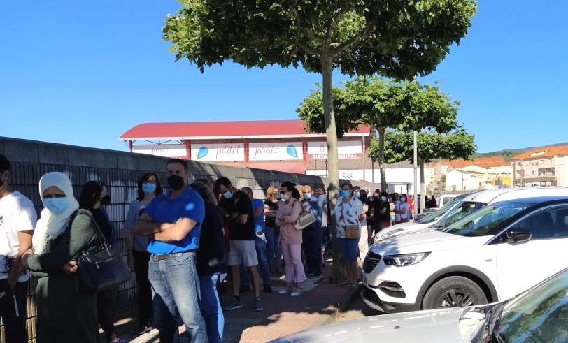 Cola para vacunarciones en el pabellón de deportes. 