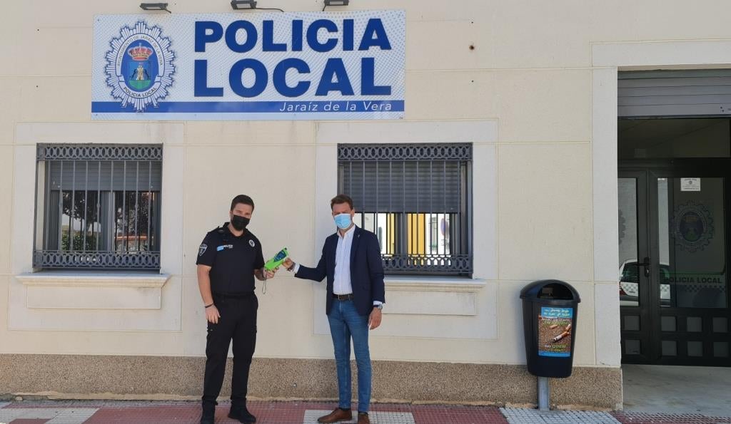 El jefe de la Policía Local recibe de manos del alcalde el aparato. 