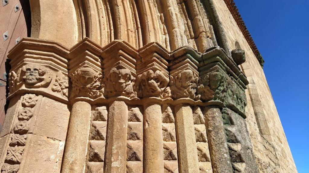 Portada del mediodía de la iglesia de Santa María, el principal monumento de Jaraíz. .
