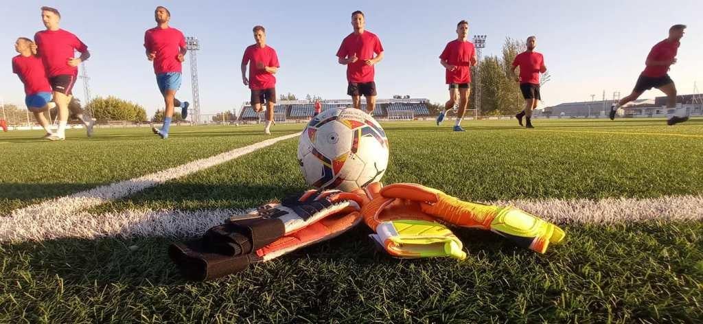 Primeros entrenamientos. El balón echa a rodar en el césped del polideportivo municipal de Jaraíz. 