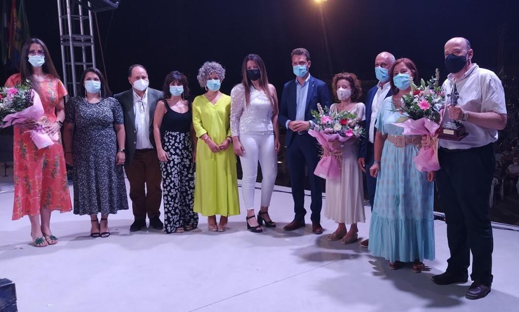 El equipo de gobierno con los premiados y pregonera durante la gala. 