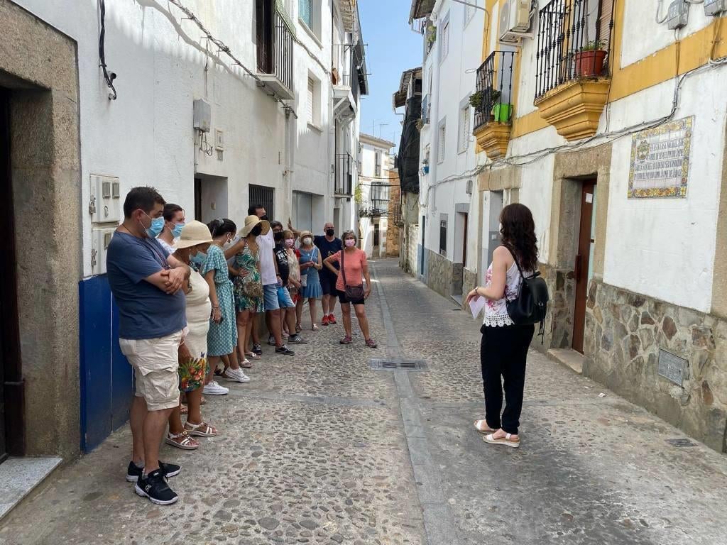 Los participantes en las visitas guiadas recorriendo la calle Jaime de Jaraíz, con parada en la casa en la que nació el artista. 
