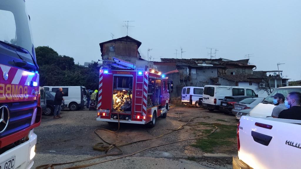 Los bomberos del Sepei junto al parque del Cuco.