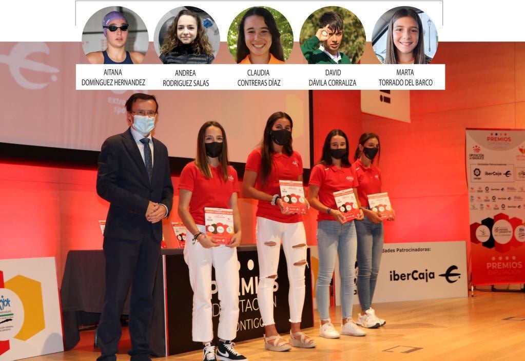 Andrea la primera por la izquierda junto al presidente de la Diputación de Badajoz.