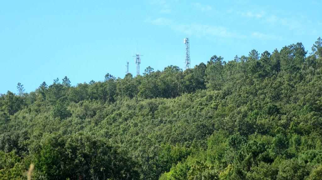 Antenas de telefonía instaladas en el monte público jaraiceño del Cerro de las Cabezas. 