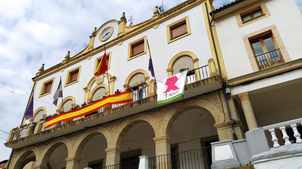 Ayuntamiento con una pancarta invitando a participar de la marcha rosa, desde don partirá este domingo. 