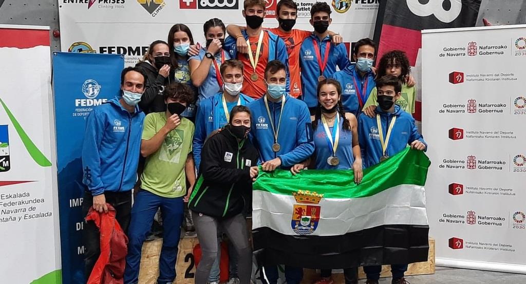 Selección extremeña, con Andrea Rodríguez en la parte superior izquierda.