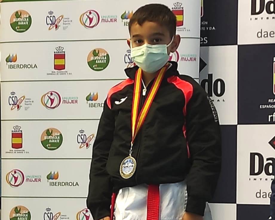 Dario Vallinot Arellano con la medalla conquistada en Málaga.
