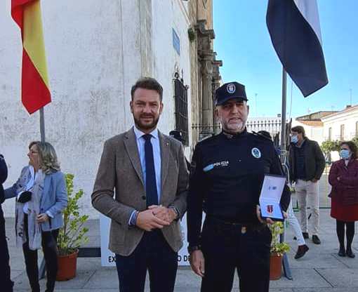 Miugel Ángel con la medalla, acompañado del alcalde, Luis Miugel Núñez.