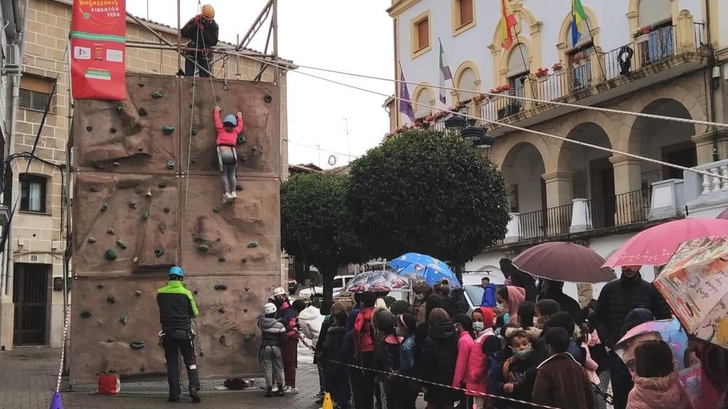 Una niña escalando en el rocódromo instalado en la Plaza Mayor de Jaraíz.