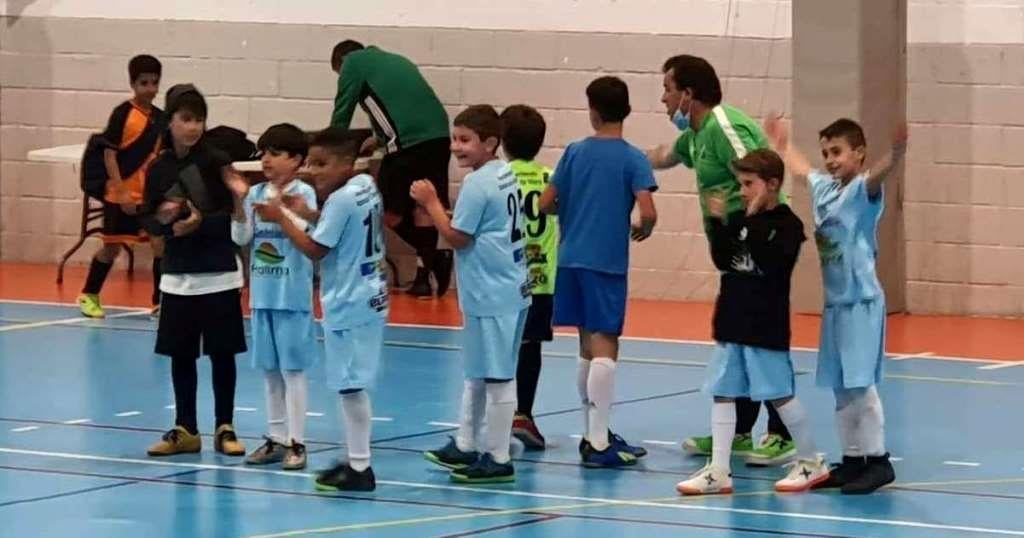 Fidel Roviera dando instrucciones a sus jugadores. 