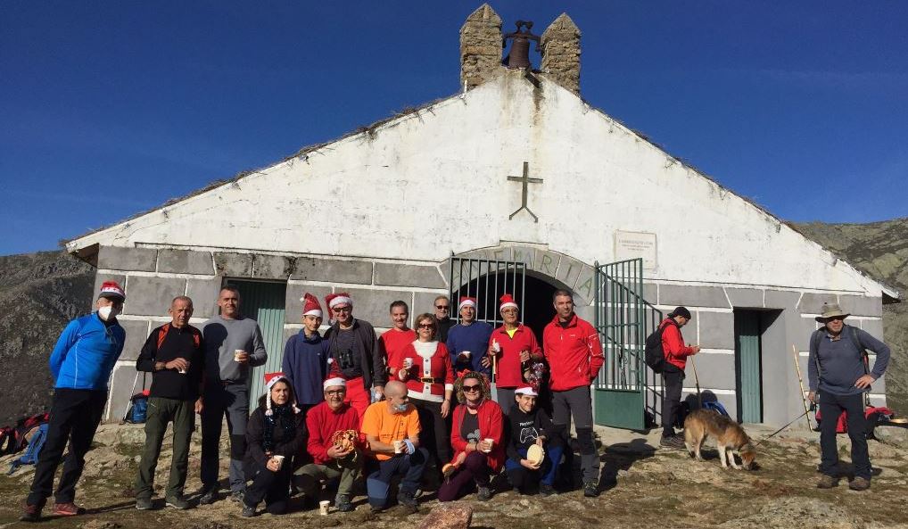 El grupo senderista jaraiceño Retama monta el belén en Gredos