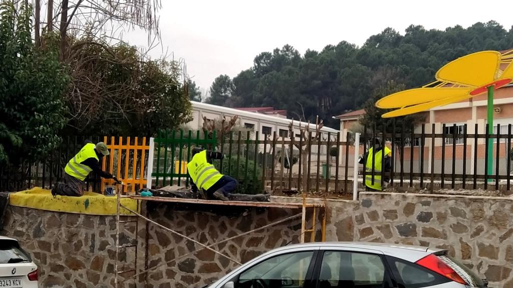 El Ayuntamiento pinta de colores las vallas del Gregorio Collado
