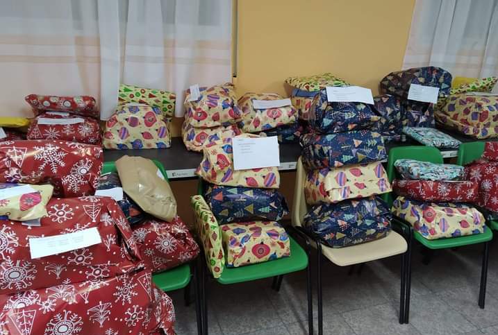Los regalos preparados en la Asamblea Local de Cruz Roja para su entrega a los niños sin recuros. 