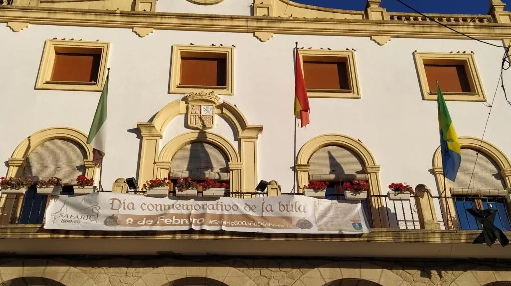 Pancarta conmemorativa del día de la bula en el balcón principal de la Casa Consistorial jaraiceña.. 
