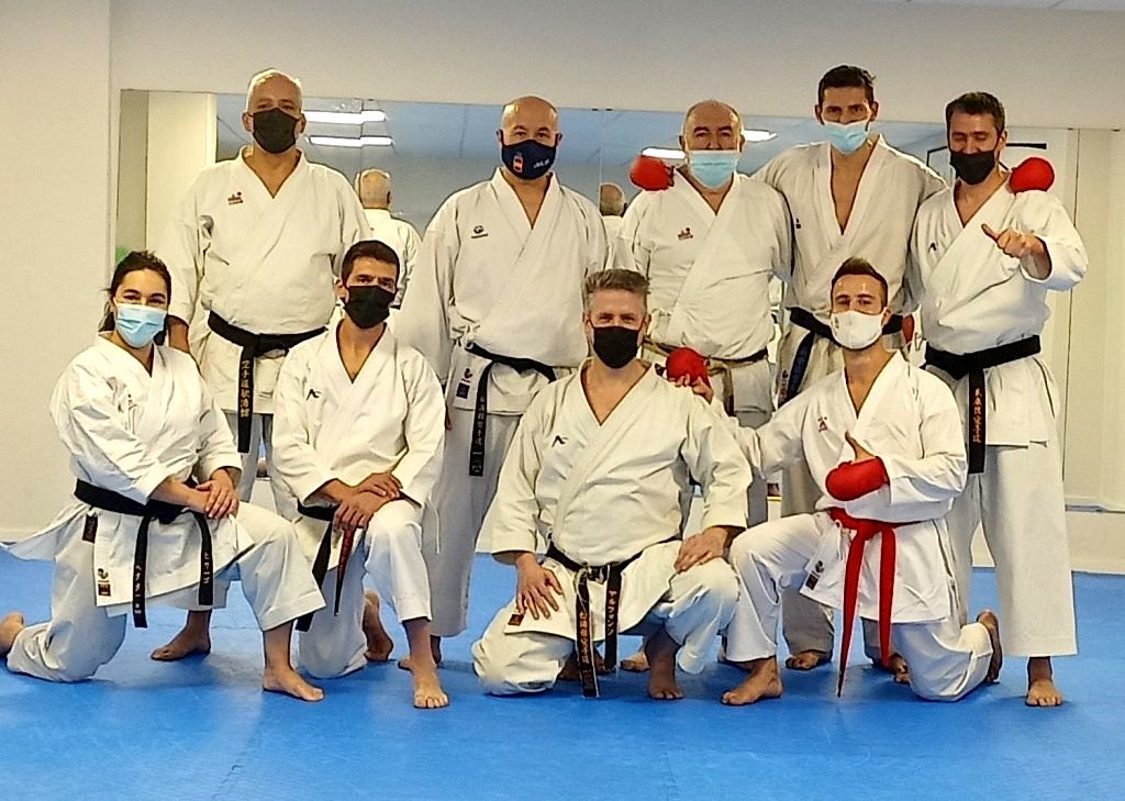Karatecas y maestros participantes en el entrenamiento realizado en Jaraíz. 