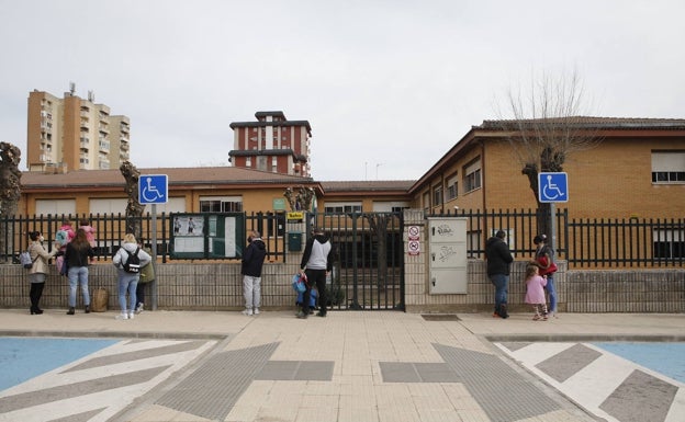 Exterior del colegio Moctezuma de Cáceres, donde estudiaba el menor fallecido.