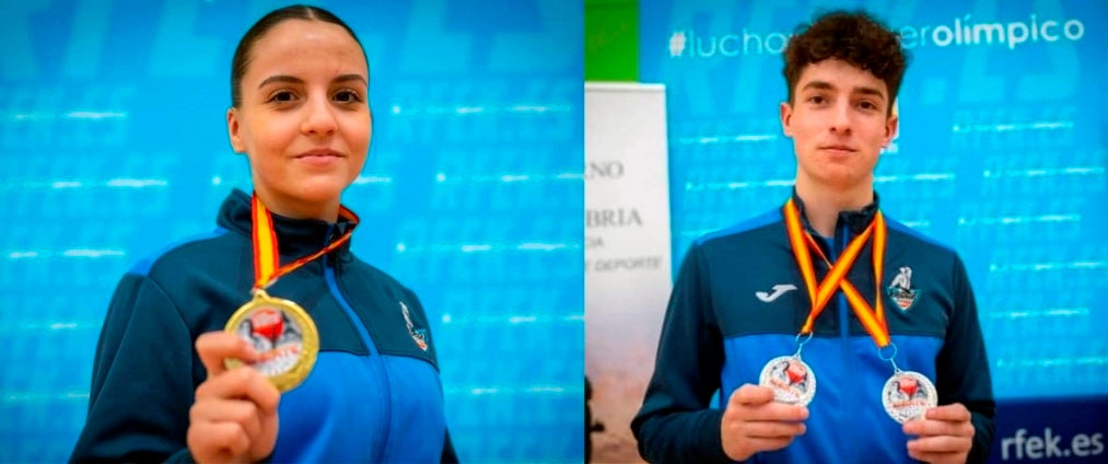 Inés y Martín muestras sus medallas. 