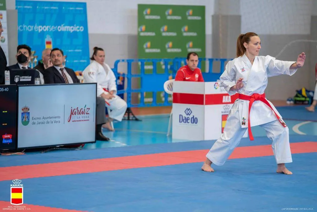 Una de las karatecas participantes este sábado, en el pabellón municipal de deportes de Jaraíz. 