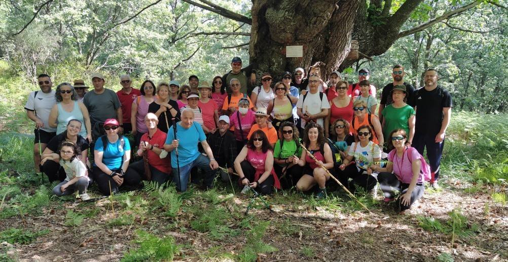 Los senderistas y familiares asistentes al acto.