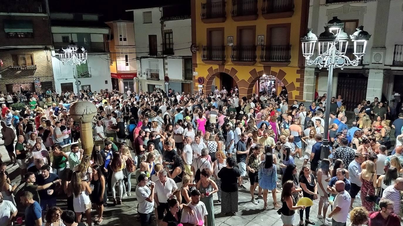 La Plaza Mayor volvió a llenarse el sábado por la noche por segundo día consecutivo. 