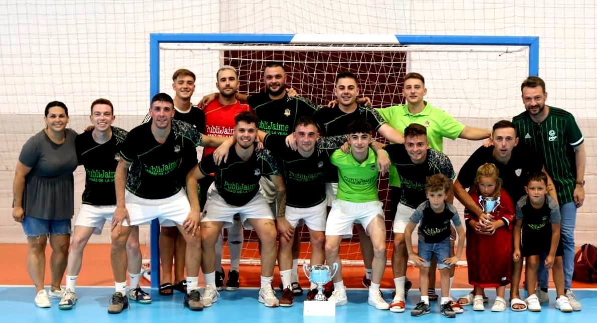 Publijaime con el trofeo de campeón, flanqueado por la concejala de Deportes y el alcalde. 