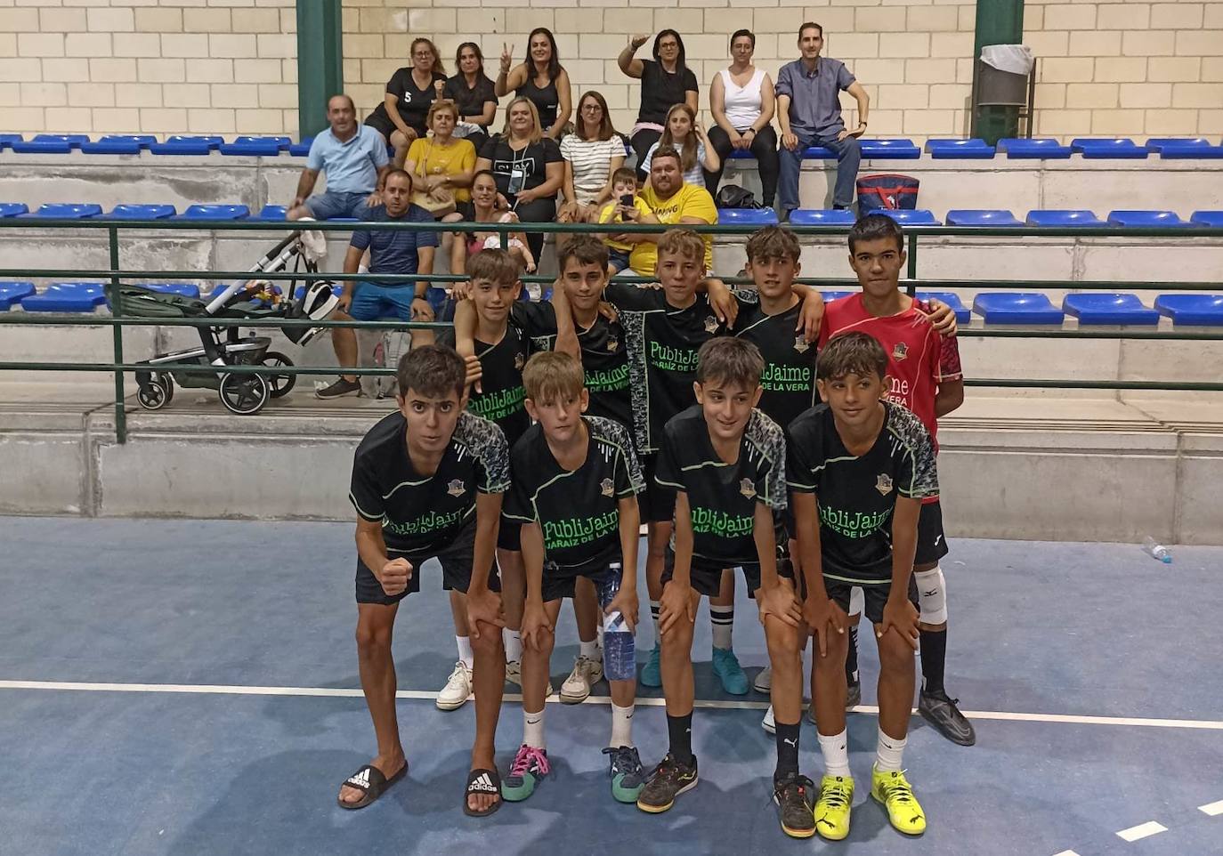 El Sporting, en primer plano y los seguidores y familiares, detrás.