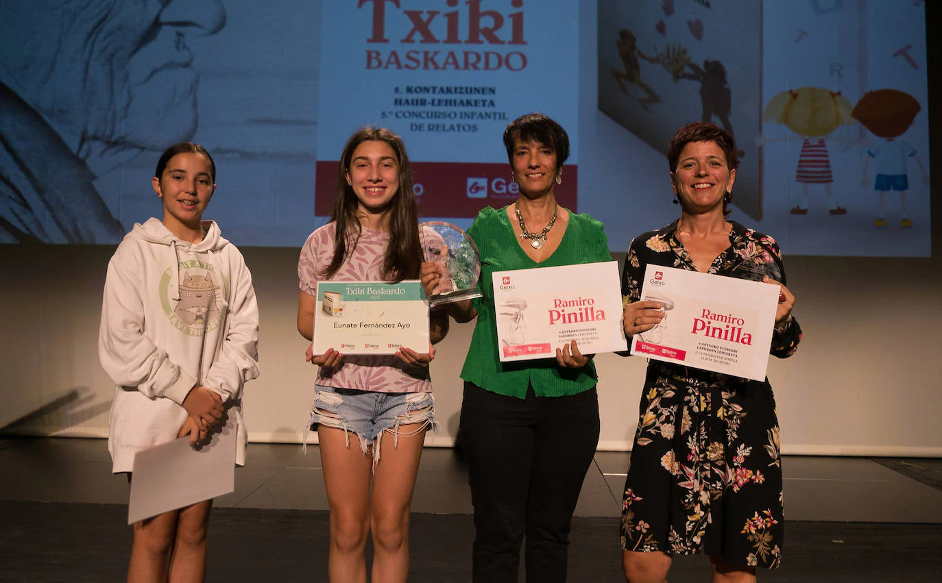 Las ganadoras del premio en distintas modalidades. Sierra, la segunda por la derecha.