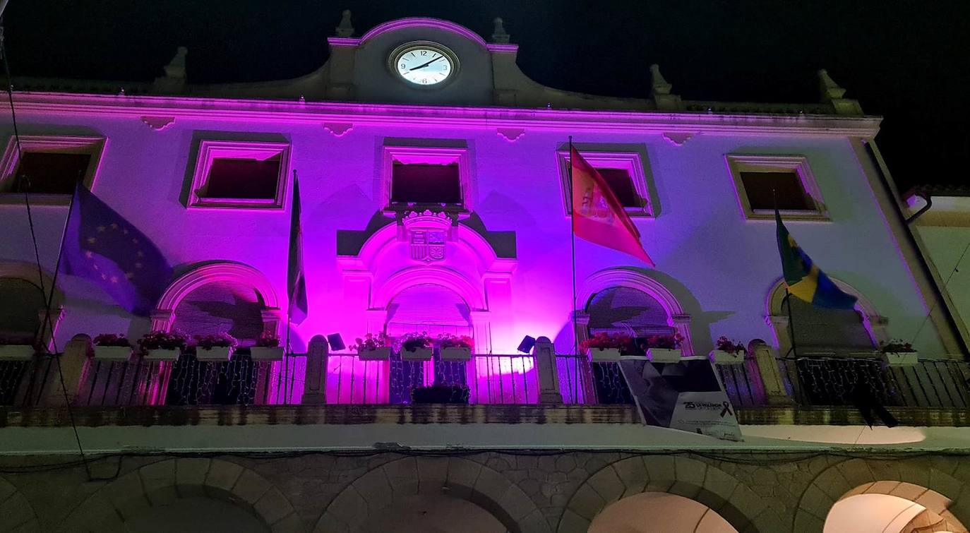 Fachada de la Casa Consistorial jaraiceña iluminada paa conmemorar el Día Internacional de la Eliminación de la Violencia contra las Mujeres. 