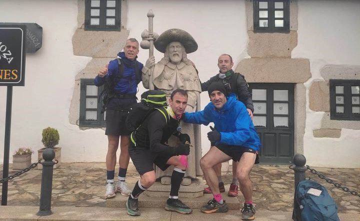 Posando junto a una escultura del Apóstol Santiago. 