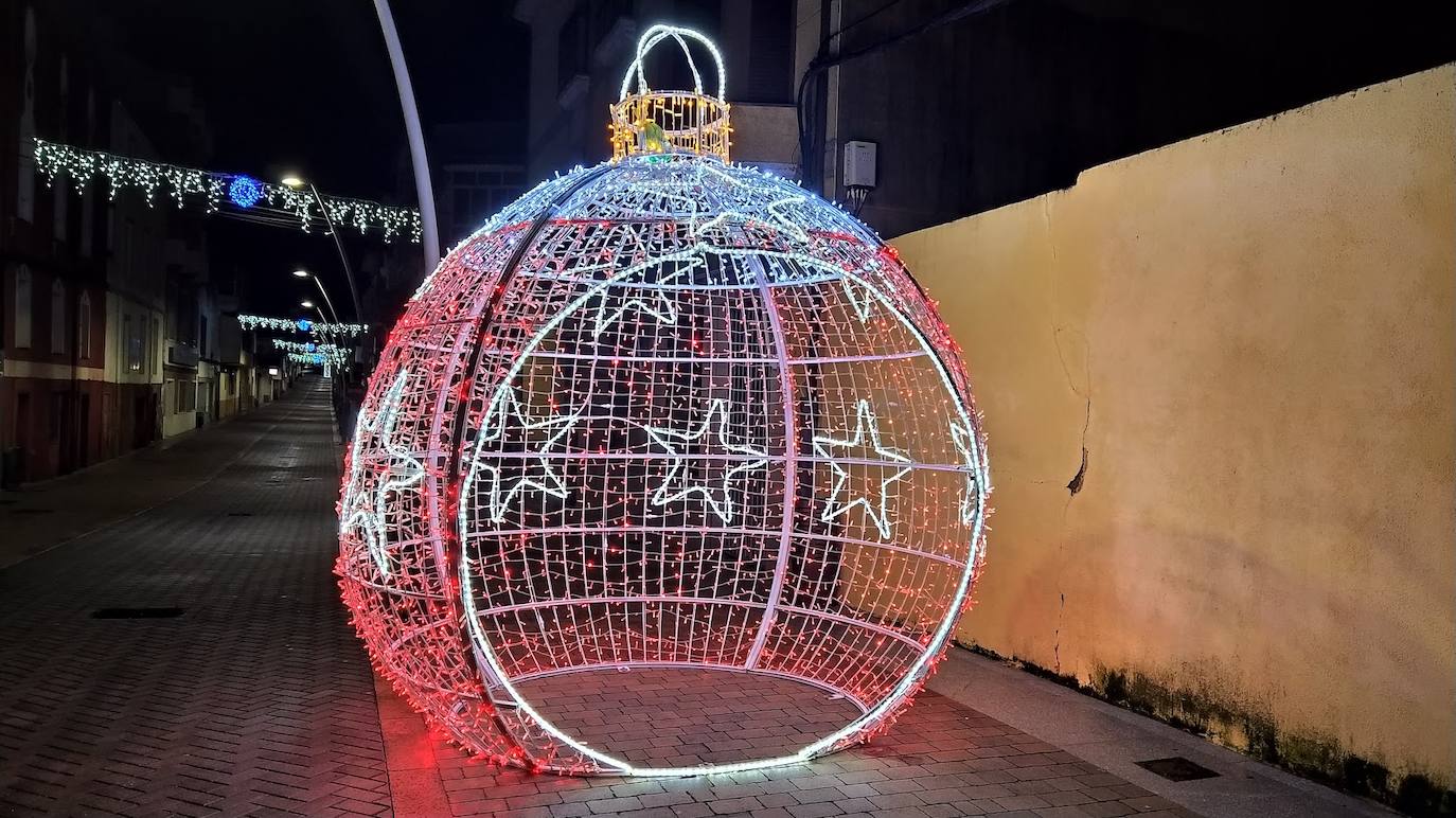 Adorno en forma de bola, instalado en la avenida de Yuste. 
