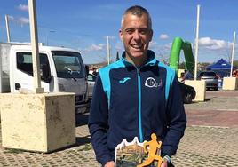 Alán Otero con el trofeo de campeón, en su categoría, en la media toledana.