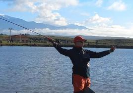 Uno de los deportistas pescando en el lago de los Invernaderos jaraiceños.
