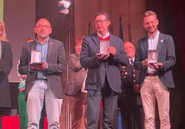 El alcalde, a la derecha, con la medalla otorgada al municipio por los 20 años de servicio de Protección Civil.