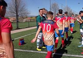 Los cacereños haciendo el pasillo a los pimentoneros como campeones.