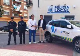 Rafael López recibe las llaves de Luis Miguel Núñez.