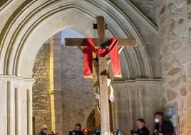 El Cristo del Perdón entrando en la iglesia de San Miguel.