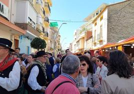 Público y animación costumbrista en la feria, ayer al mediodía.